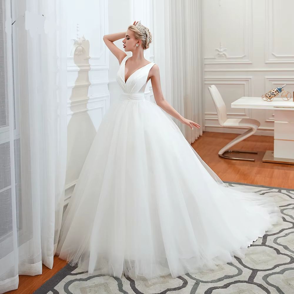 Vestido de Noiva Princesa com Decote em V e Cauda de Tule