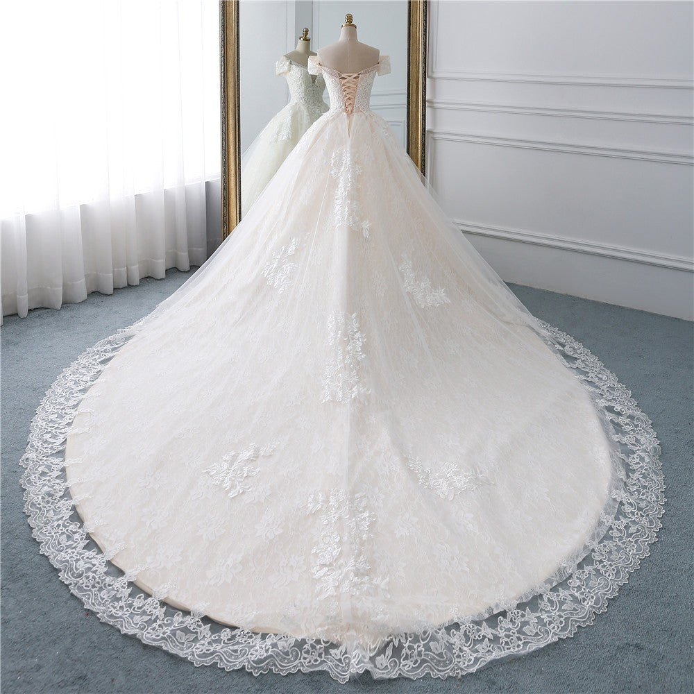 Vestido de Noiva Romântico com Renda e Cauda Elegante