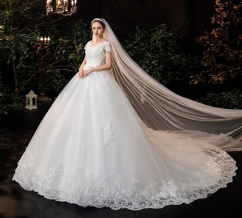 Vestido de Noiva Princesa com Cauda Elegante e Gola V