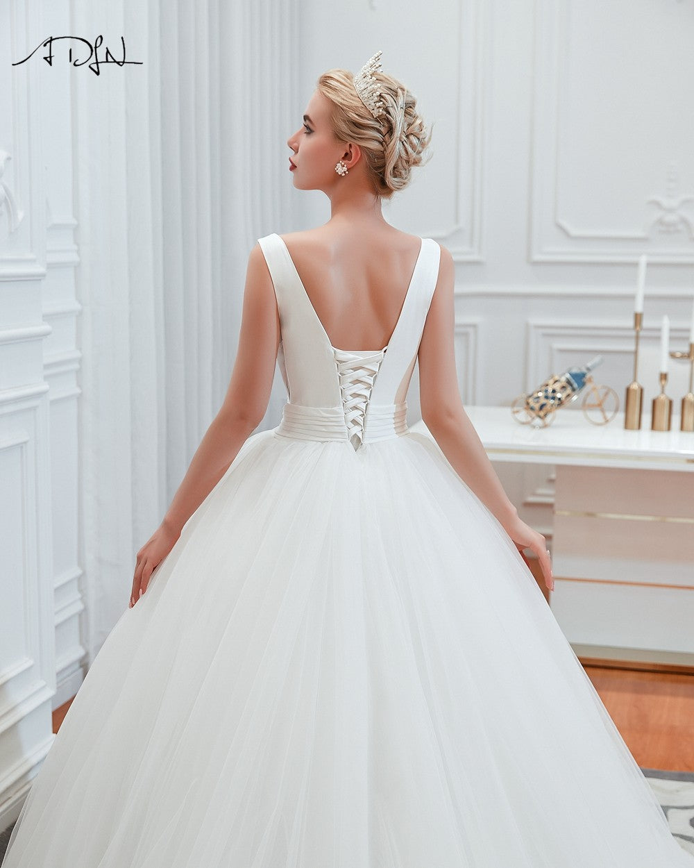 Vestido de Noiva Princesa com Decote em V e Cauda de Tule