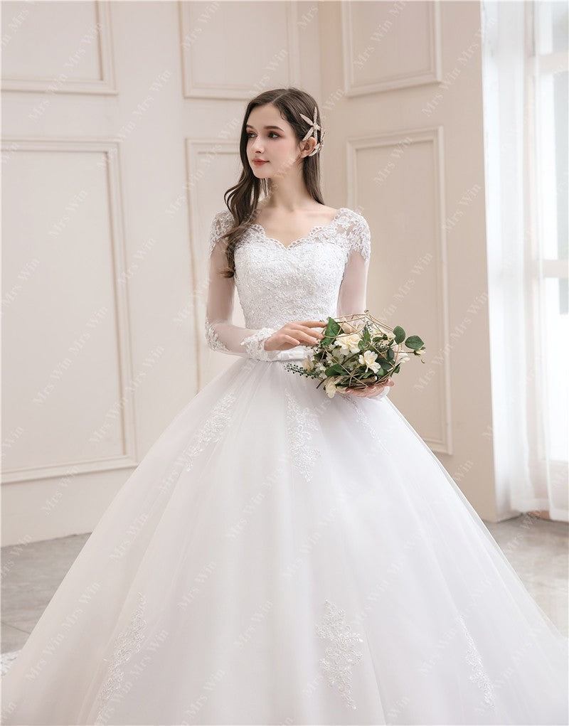 Vestido de Noiva Princesa com Cauda Elegante e Gola V