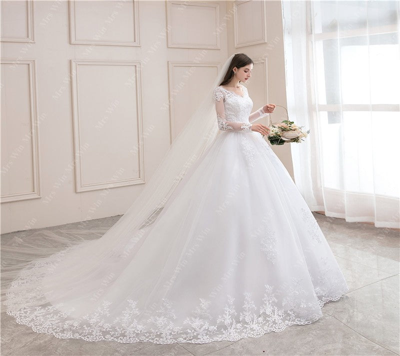 Vestido de Noiva Princesa com Cauda Elegante e Gola V