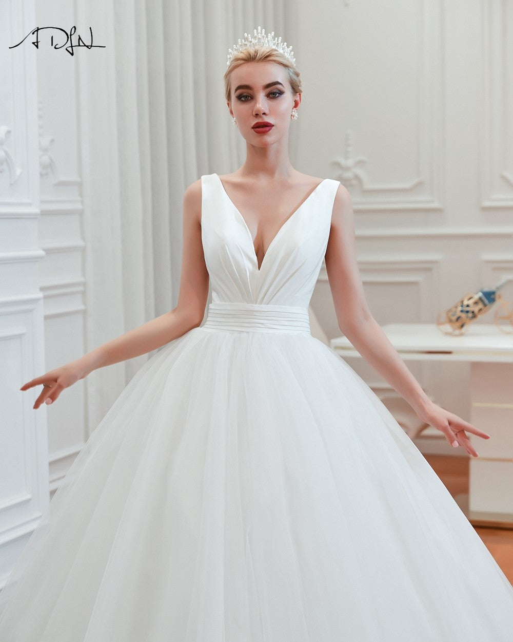 Vestido de Noiva Princesa com Decote em V e Cauda de Tule
