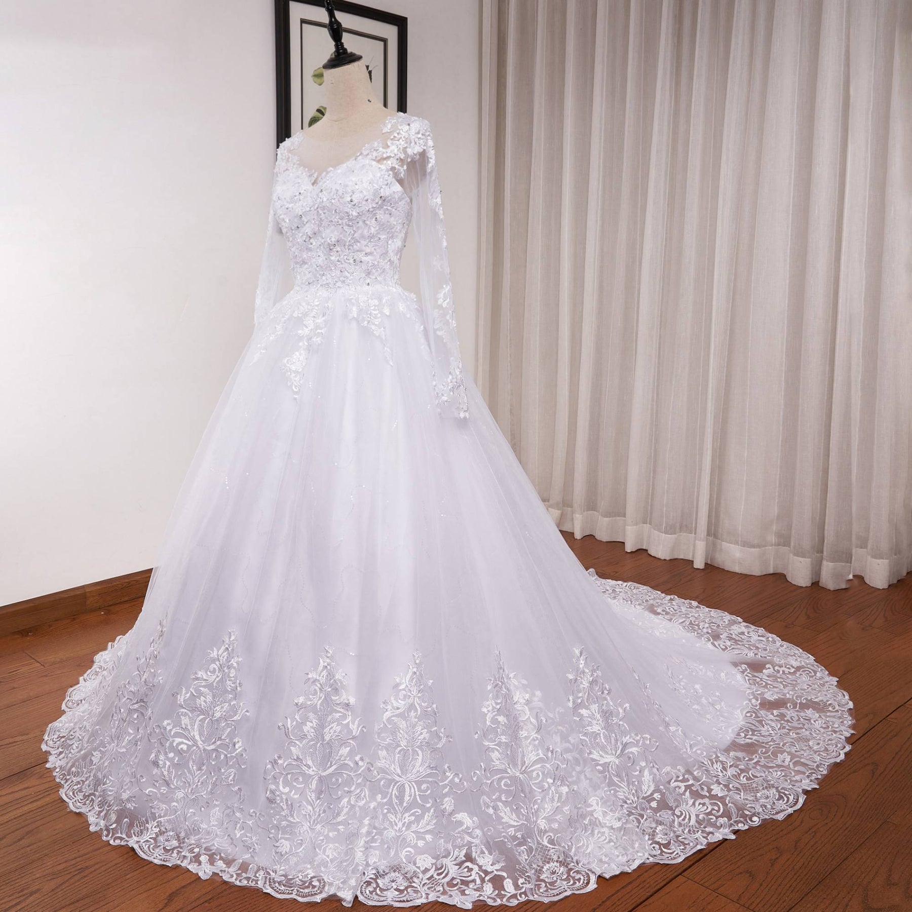 Vestido de Noiva Gola V com Renda e Manga Longa Plus Size