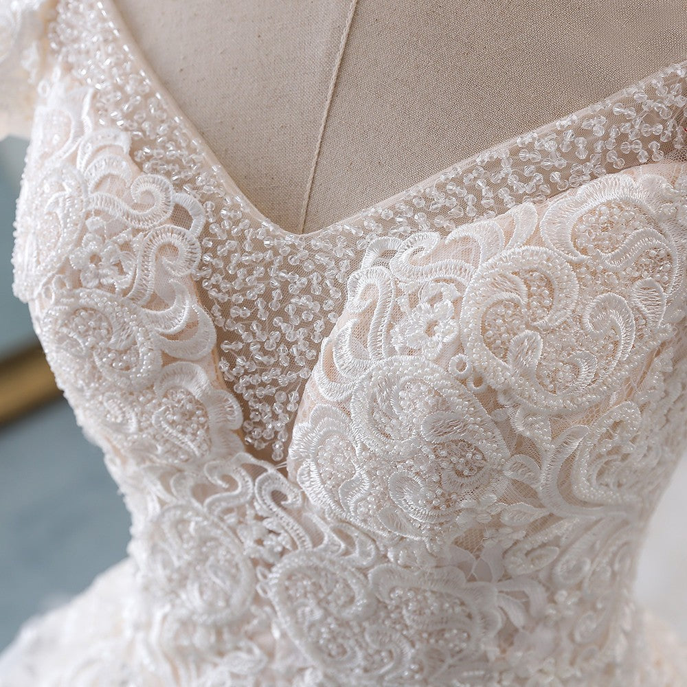 Vestido de Noiva Romântico com Renda e Cauda Elegante