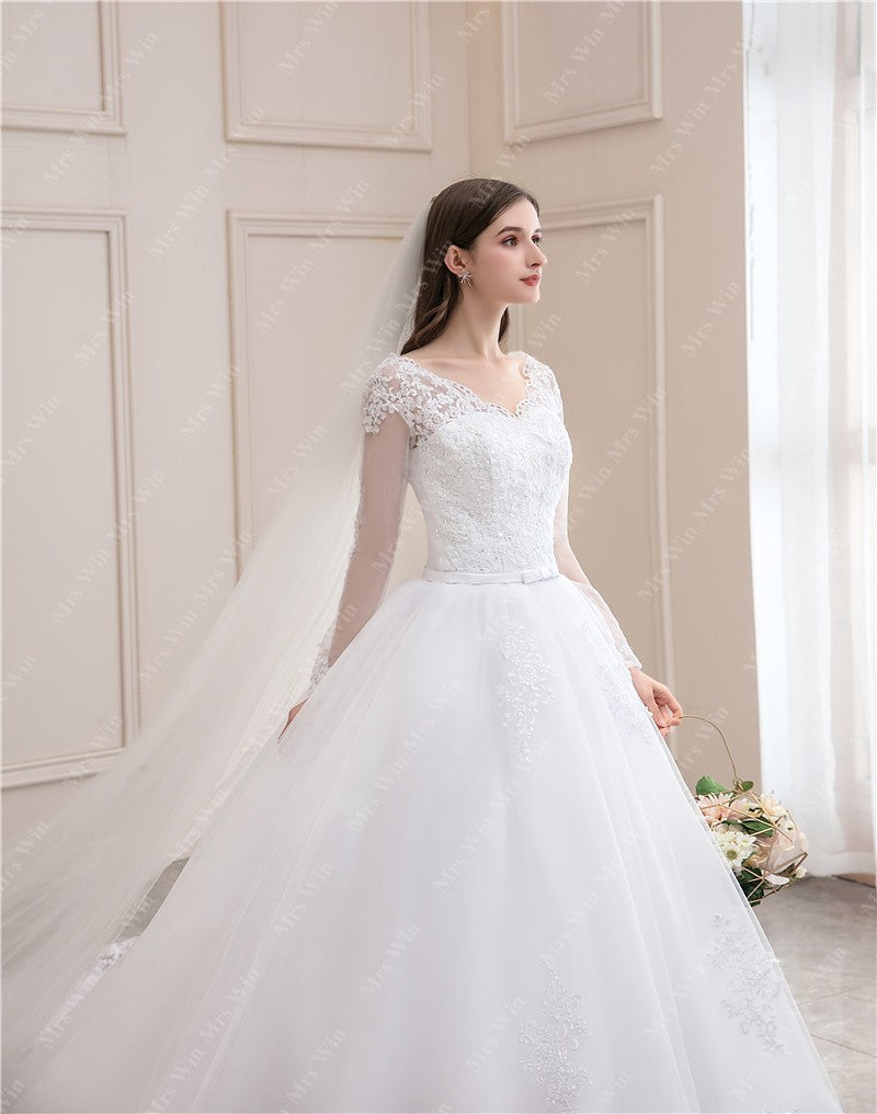 Vestido de Noiva Princesa com Cauda Elegante e Gola V