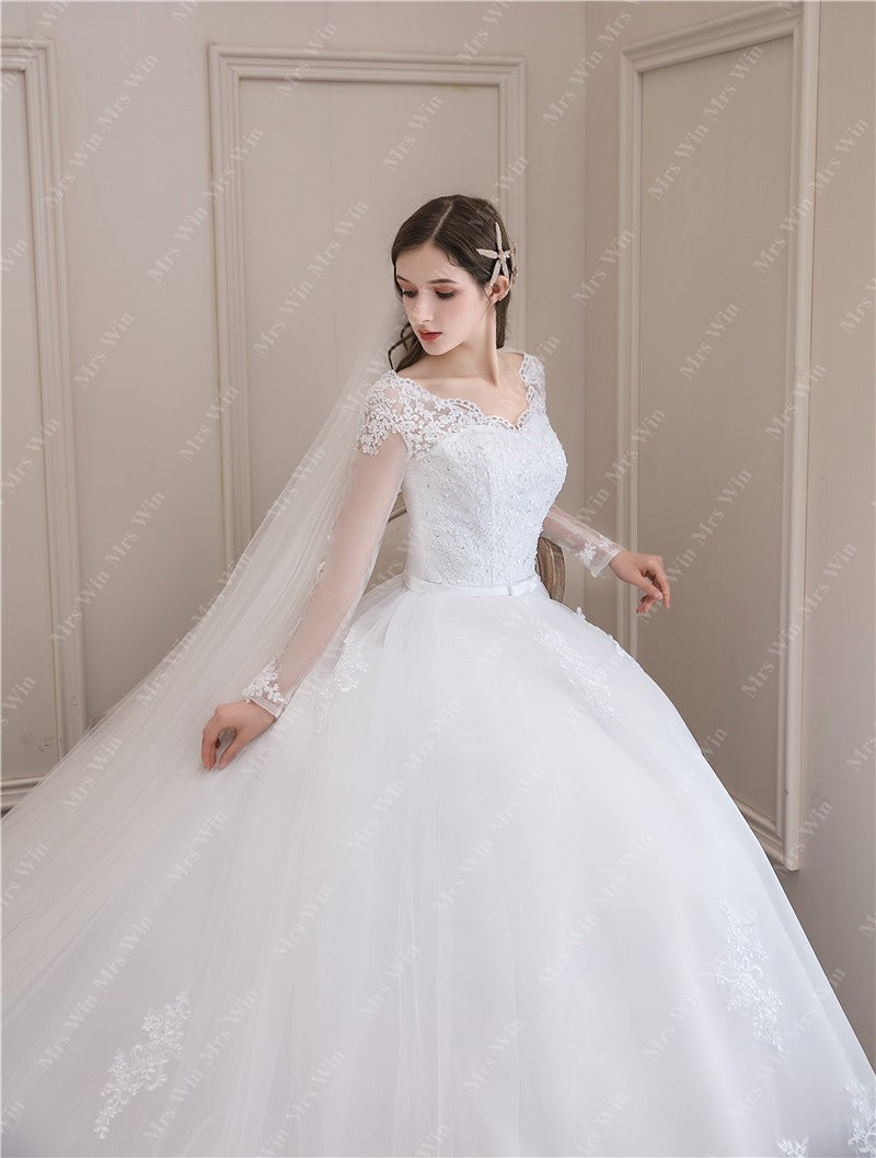 Vestido de Noiva Princesa com Cauda Elegante e Gola V