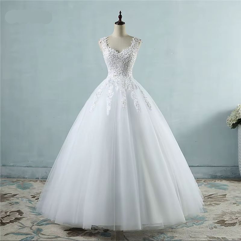 Vestido de Noiva Clássico com Pérolas e Tule - Elegância e Sofisticação