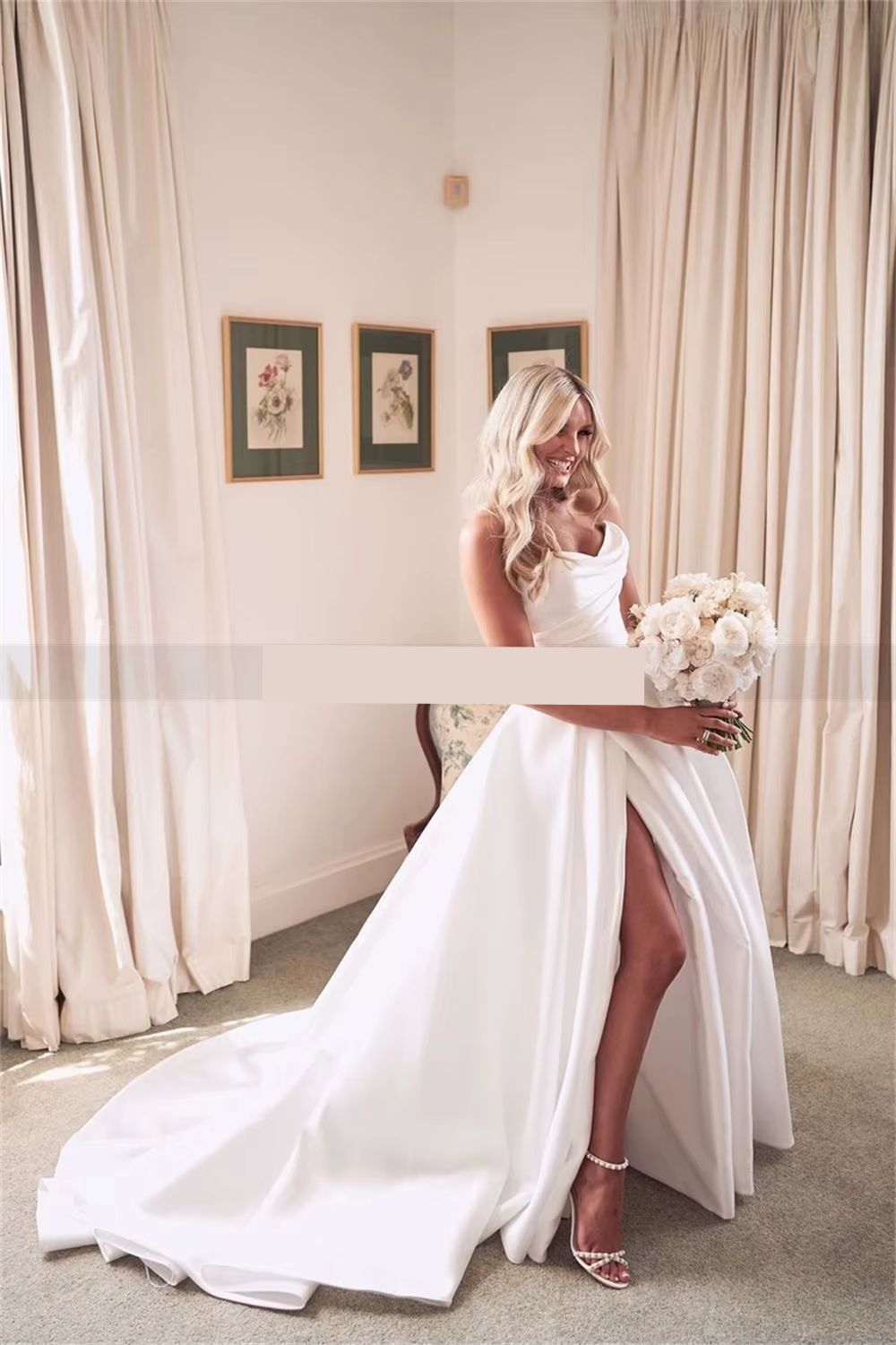 Vestido de Noiva de Cetim com Alta Fenda e Plissados Elegantes