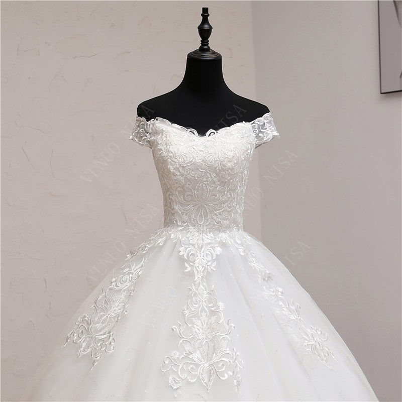Vestido de Noiva Luxuoso com Renda e Cauda Real