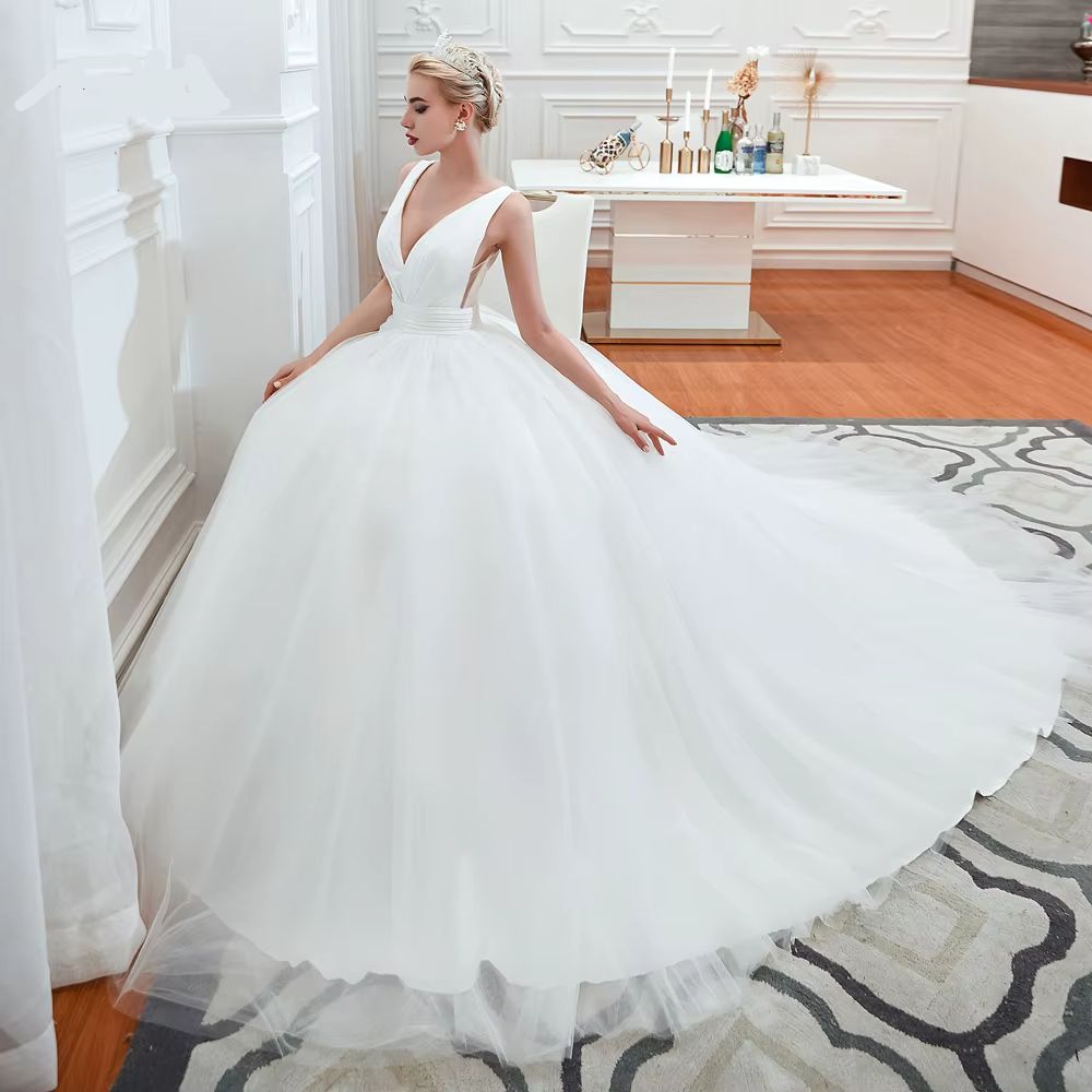 Vestido de Noiva Princesa com Decote em V e Cauda de Tule