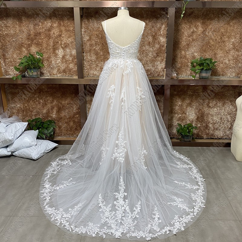 Vestido de Noiva A-Line com Apliques e Cauda de Tule