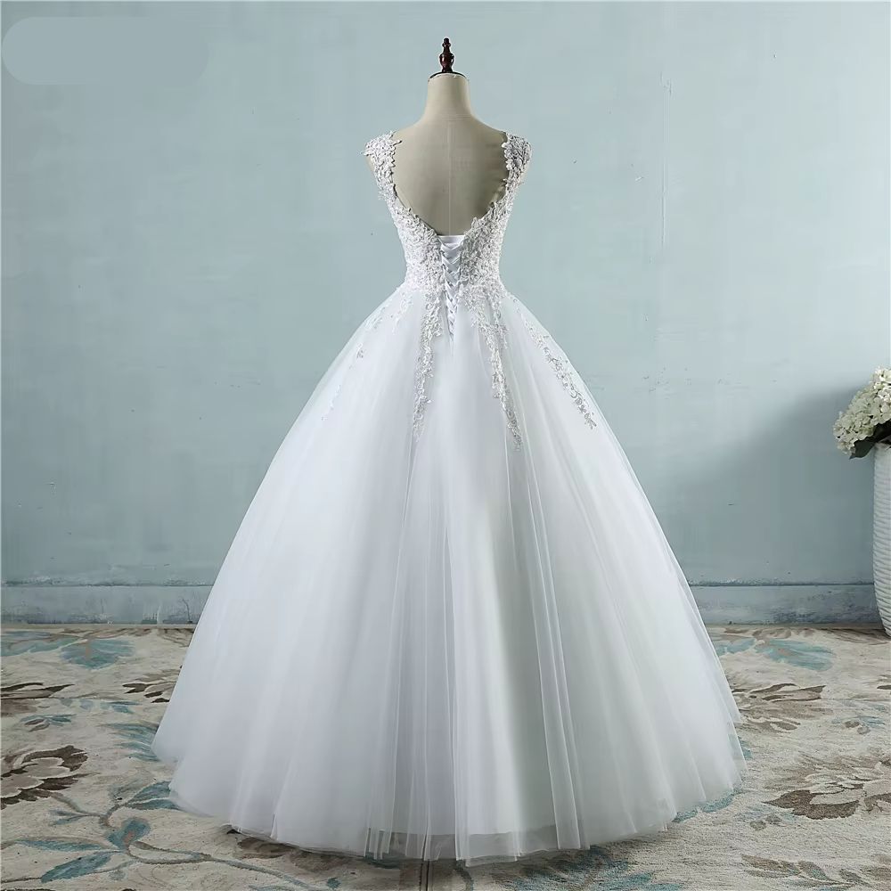 Vestido de Noiva Clássico com Pérolas e Tule - Elegância e Sofisticação