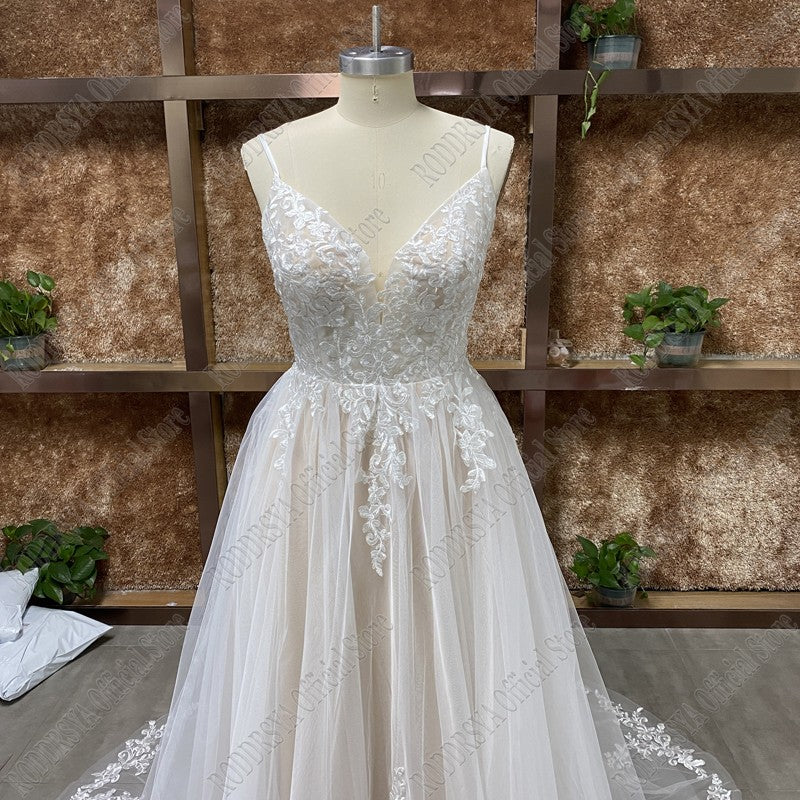 Vestido de Noiva A-Line com Apliques e Cauda de Tule