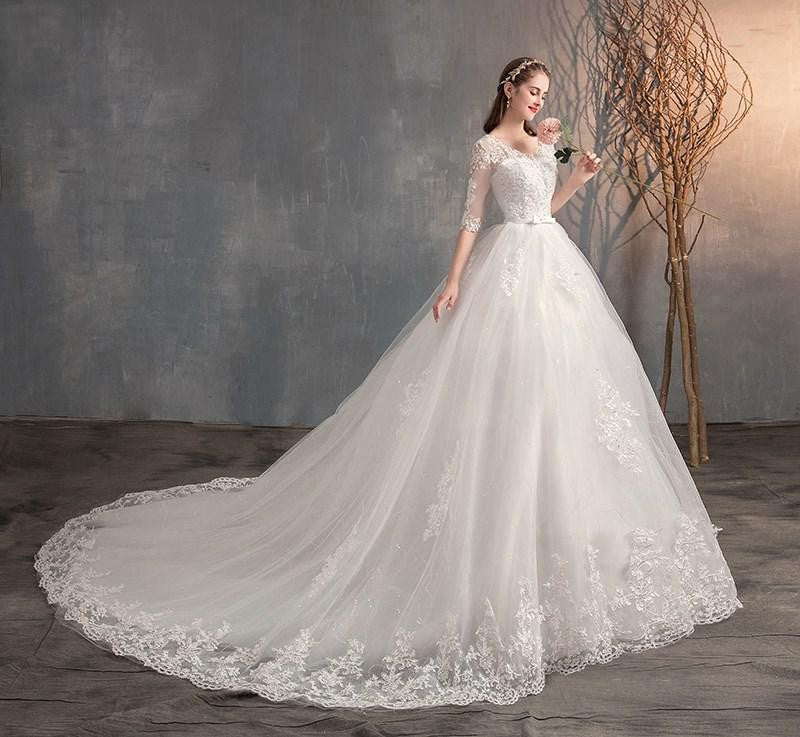 Vestido de Noiva Princesa com Cauda Elegante e Gola V