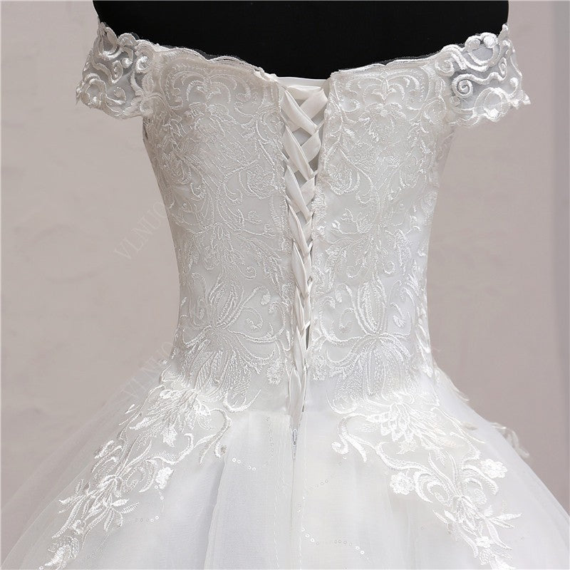Vestido de Noiva Luxuoso com Renda e Cauda Real