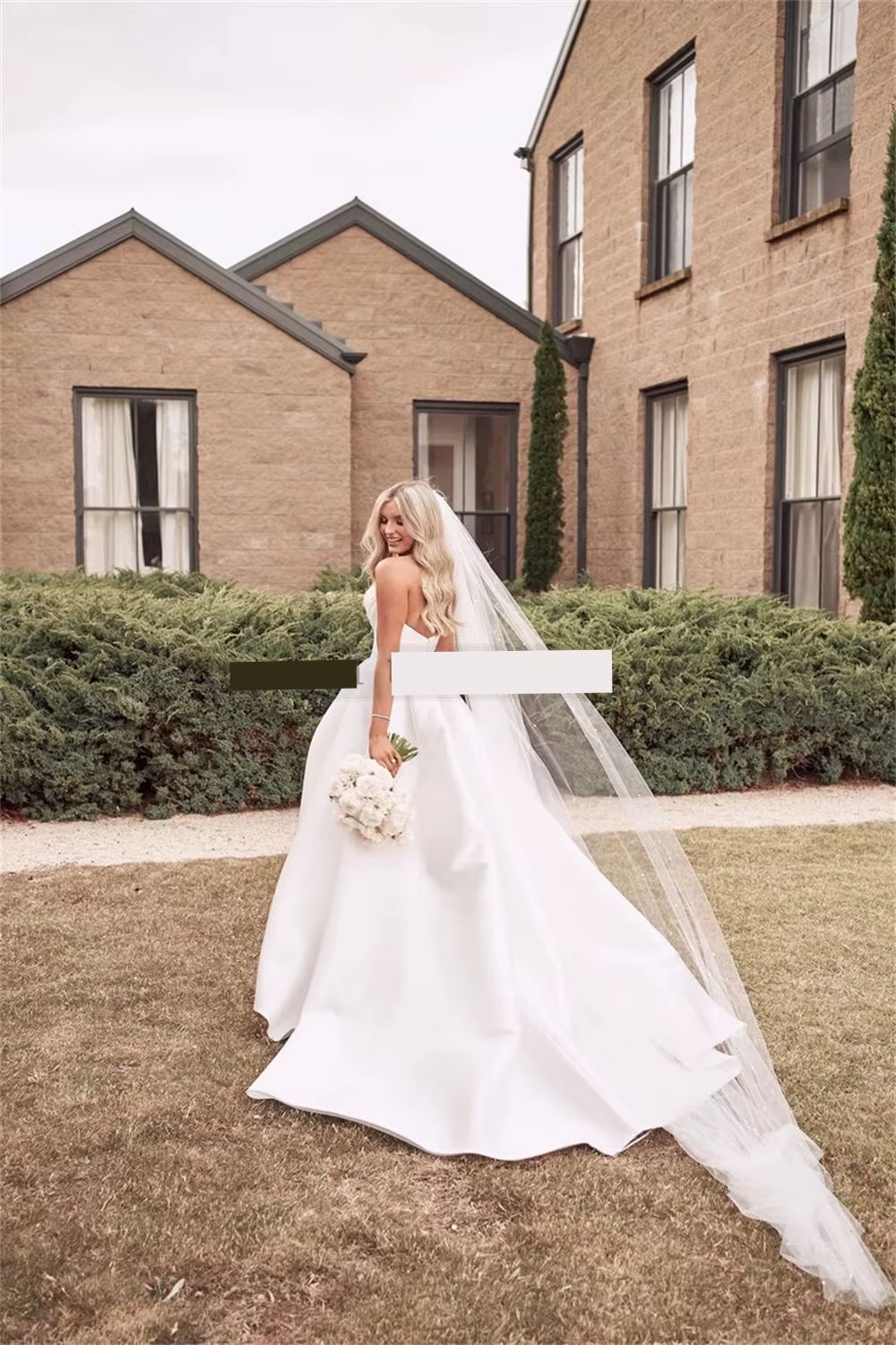 Vestido de Noiva de Cetim com Alta Fenda e Plissados Elegantes