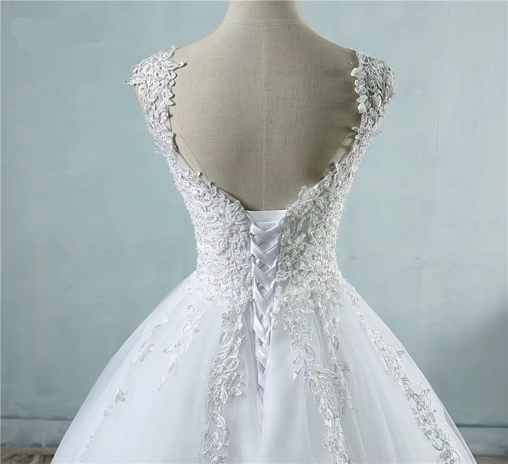 Vestido de Noiva Clássico com Pérolas e Tule - Elegância e Sofisticação
