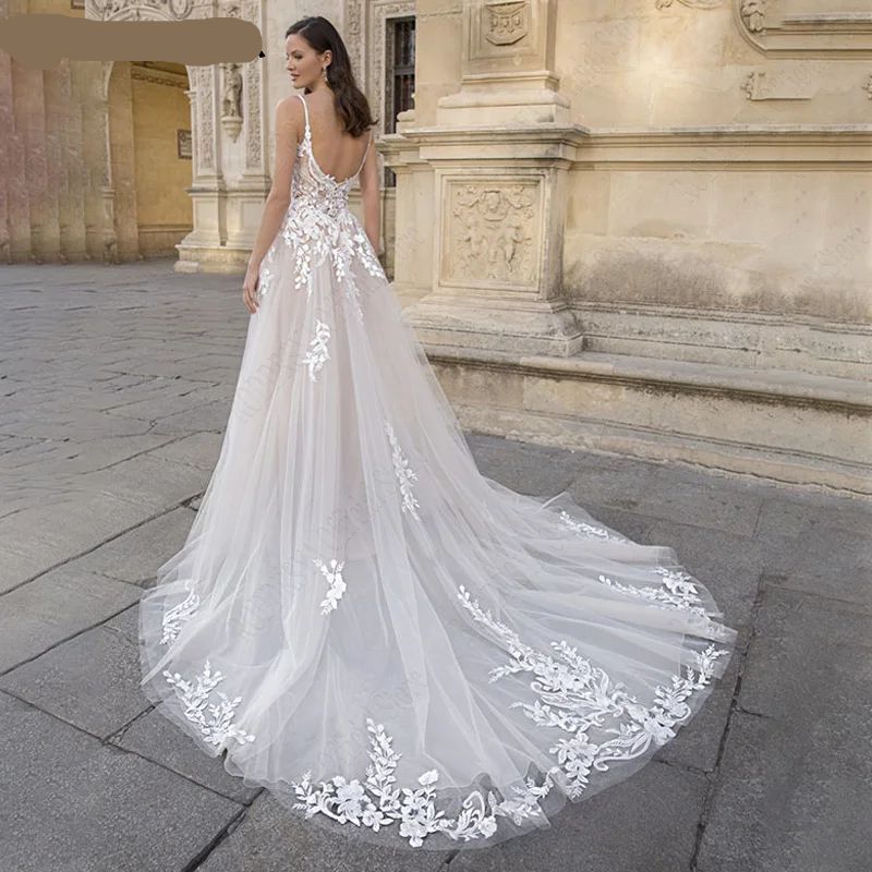 Vestido de Noiva A-Line com Apliques e Cauda de Tule