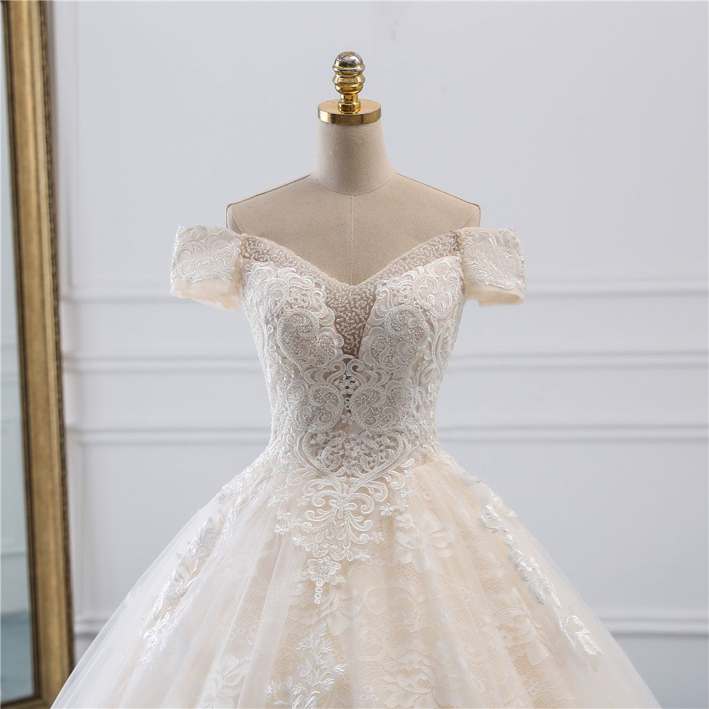 Vestido de Noiva Romântico com Renda e Cauda Elegante