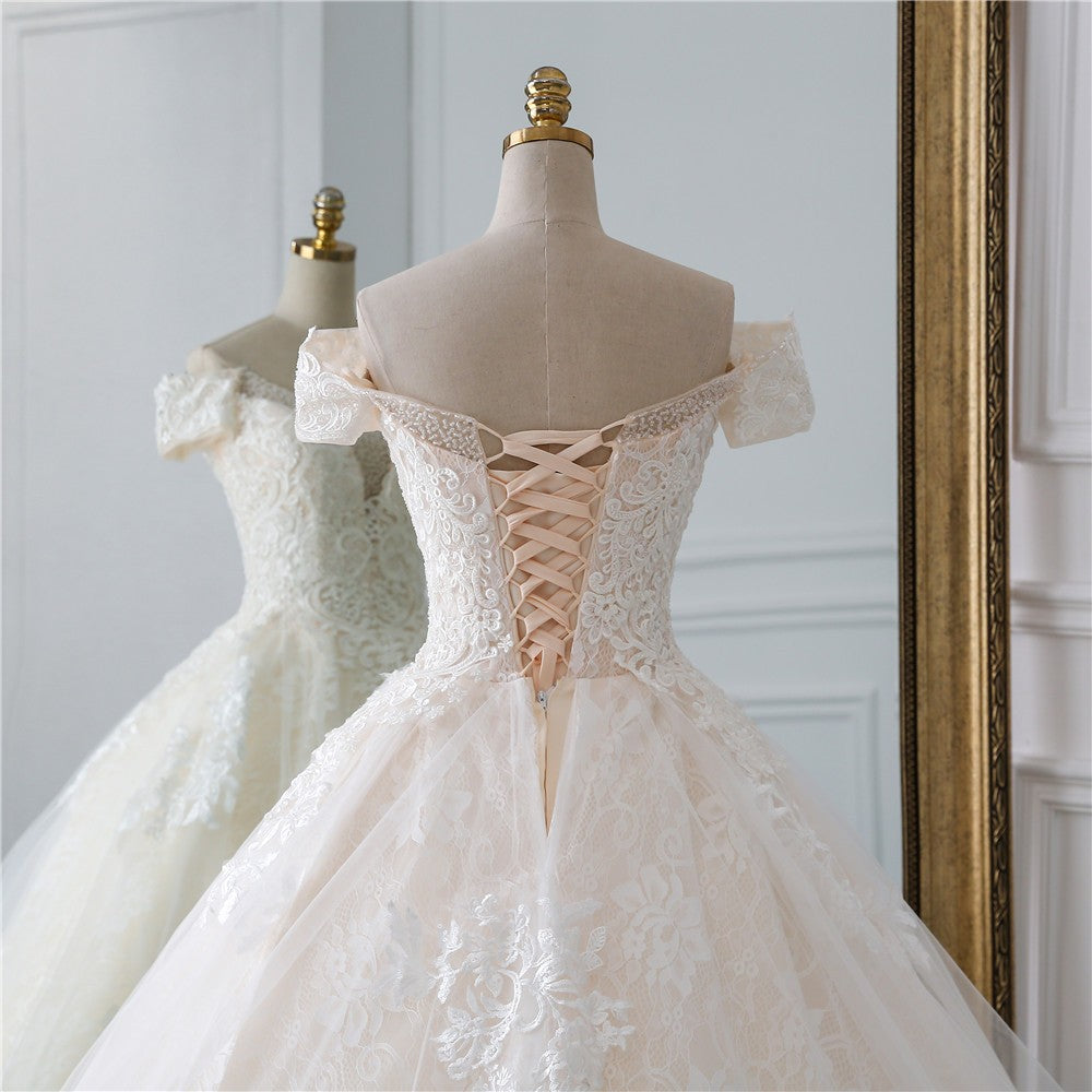 Vestido de Noiva Romântico com Renda e Cauda Elegante