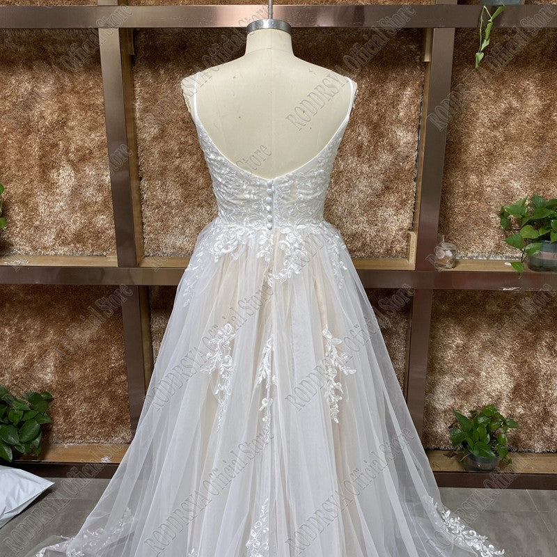 Vestido de Noiva A-Line com Apliques e Cauda de Tule
