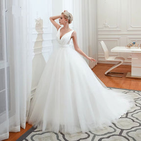 Vestido de Noiva Princesa com Decote em V e Cauda de Tule