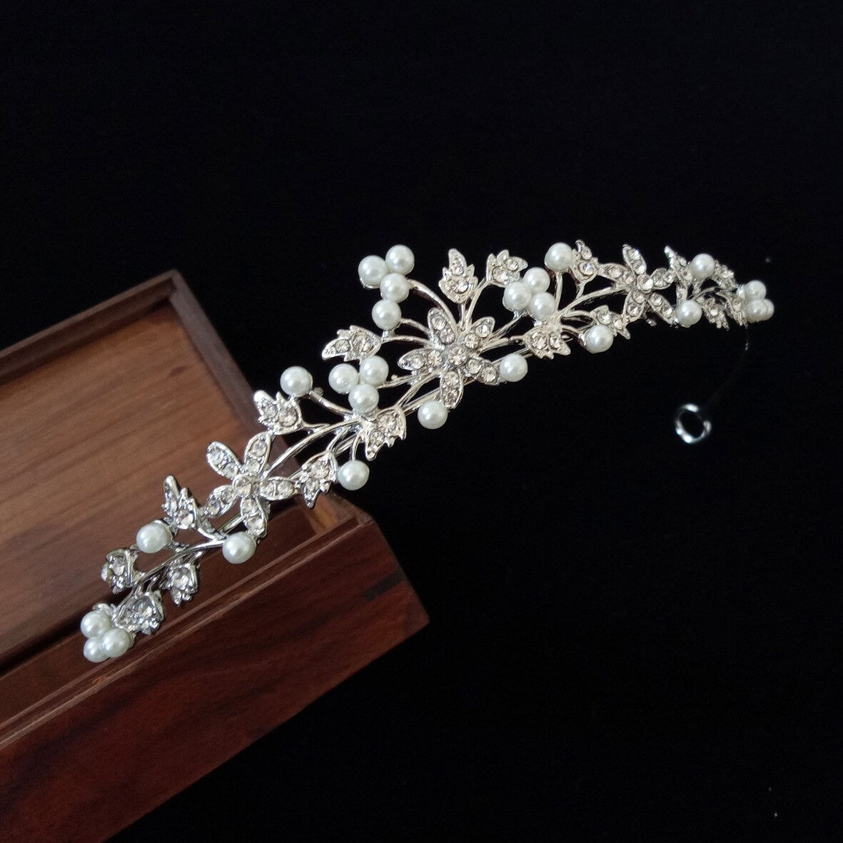 Tiara de Noiva com Pérolas e Strass - Elegância para o Grande Dia
