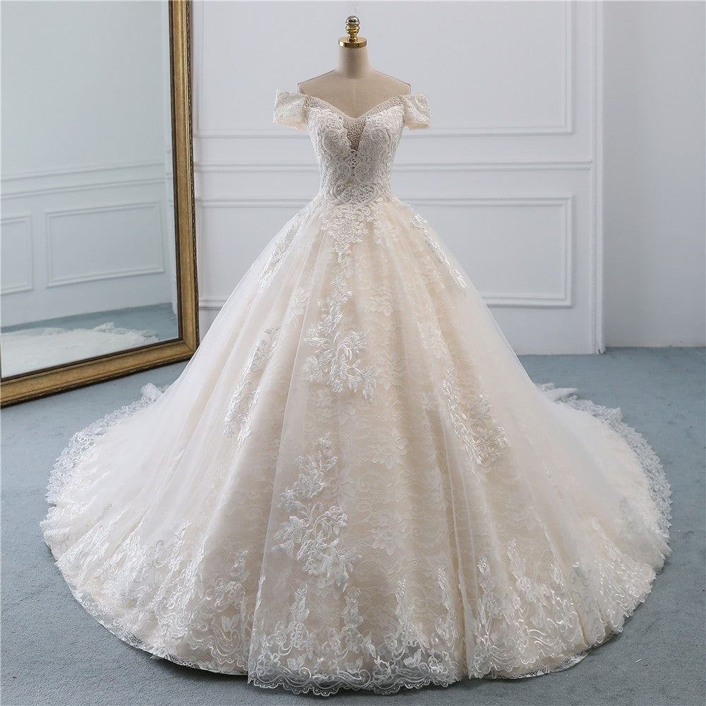 Vestido de Noiva Romântico com Renda e Cauda Elegante