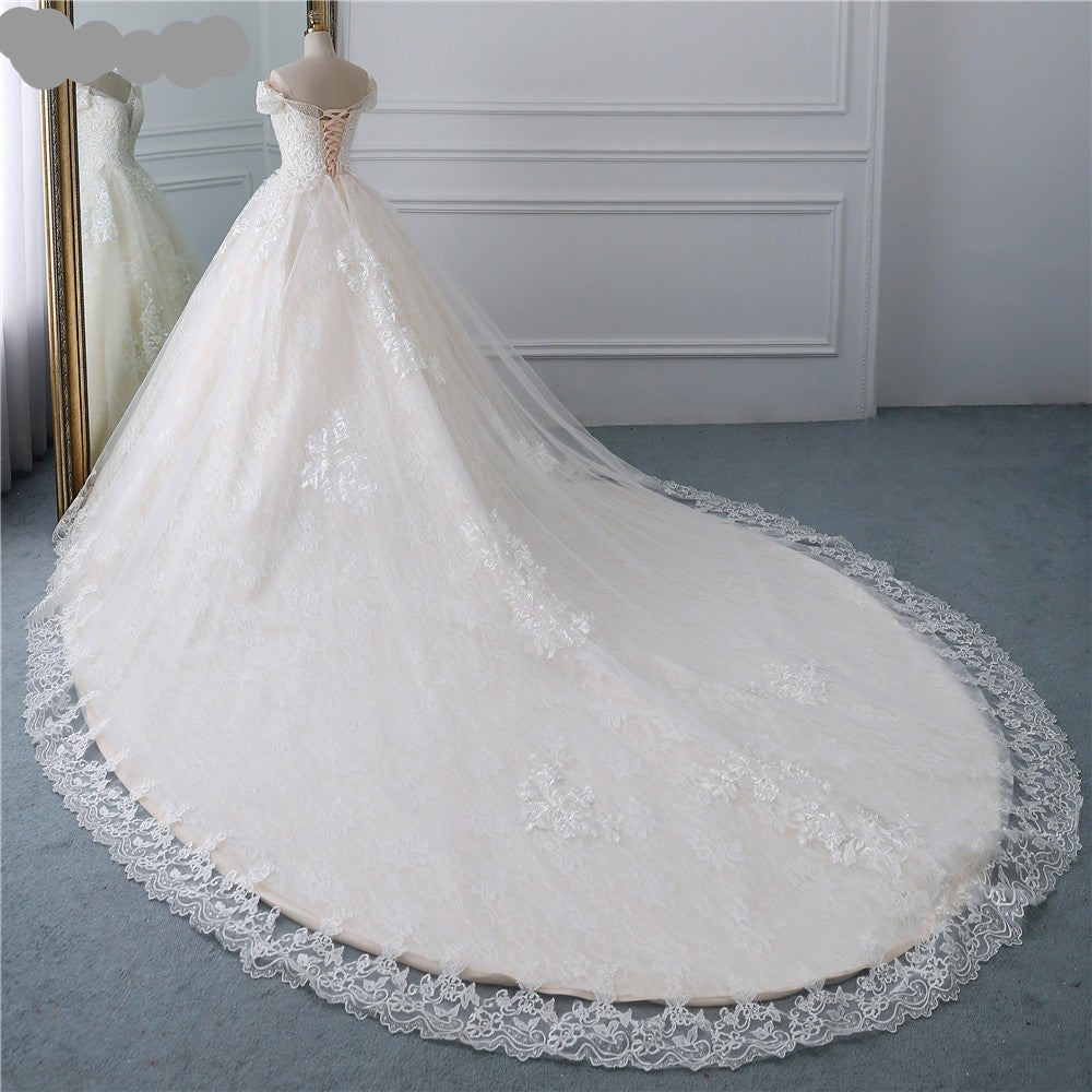 Vestido de Noiva Romântico com Renda e Cauda Elegante