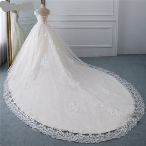 Vestido de Noiva Romântico com Renda e Cauda Elegante