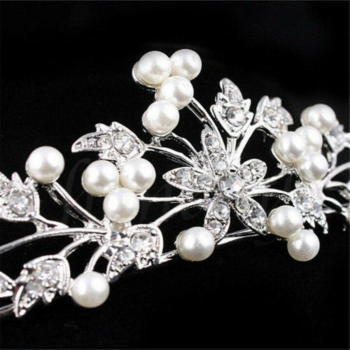 Tiara de Noiva com Pérolas e Strass - Elegância para o Grande Dia