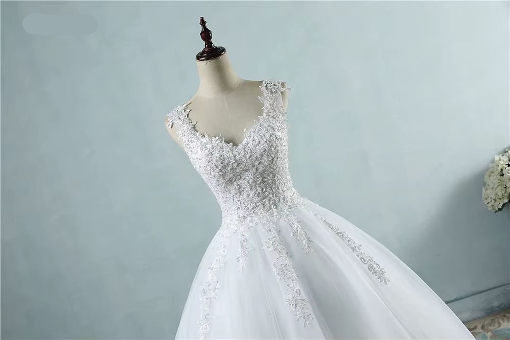 Vestido de Noiva Clássico com Pérolas e Tule - Elegância e Sofisticação