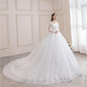 Vestido de Noiva Princesa com Cauda Elegante e Gola V