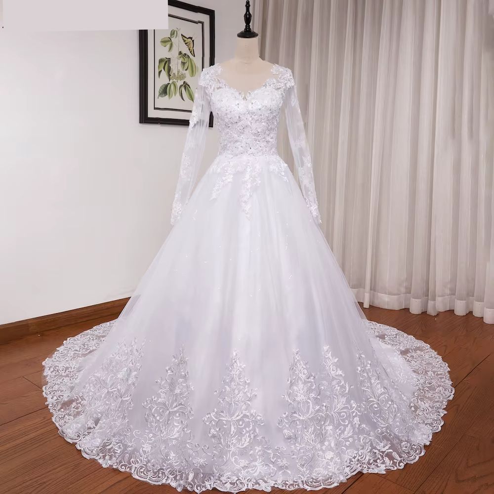 Vestido de Noiva Gola V com Renda e Manga Longa Plus Size