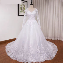 Vestido de Noiva Gola V com Renda e Manga Longa Plus Size