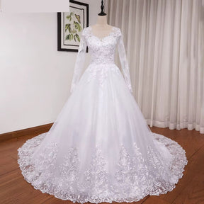 Vestido de Noiva Gola V com Renda e Manga Longa Plus Size