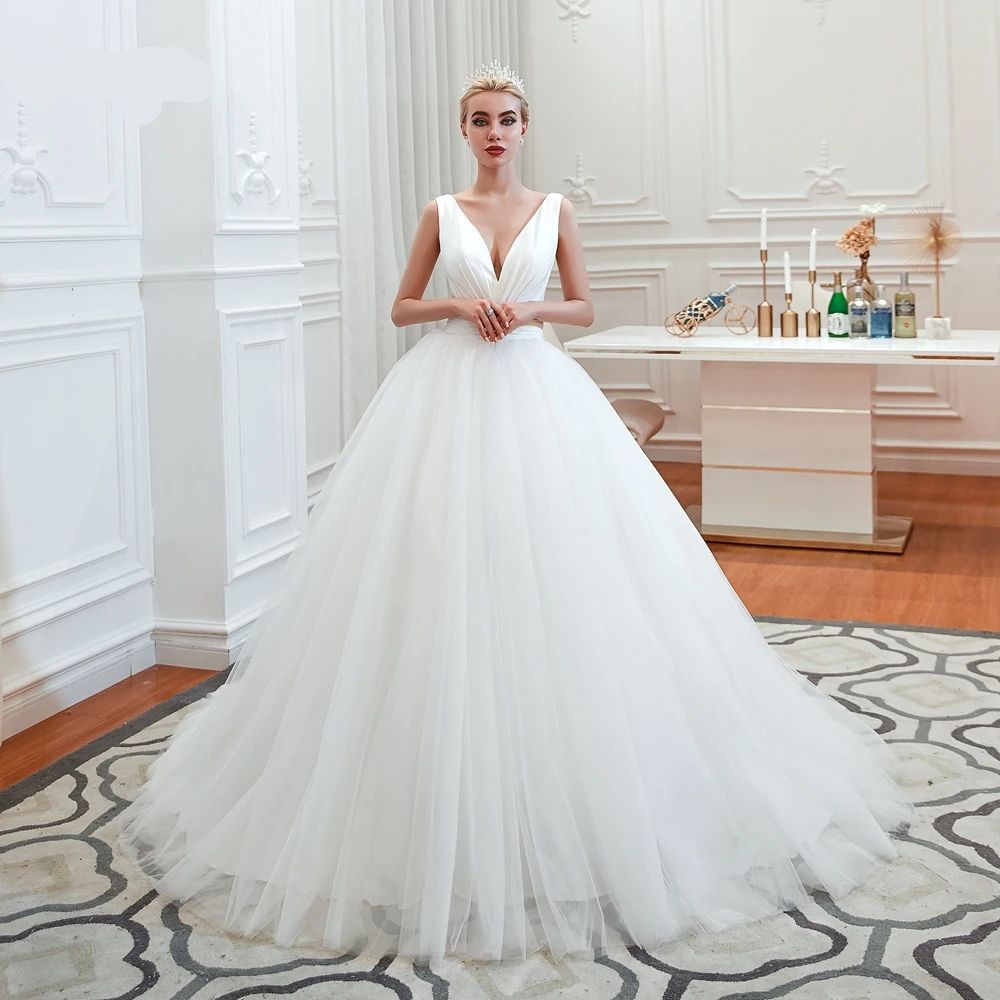 Vestido de Noiva Princesa com Decote em V e Cauda de Tule