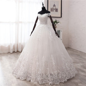 Vestido de Noiva Luxuoso com Renda e Cauda Real