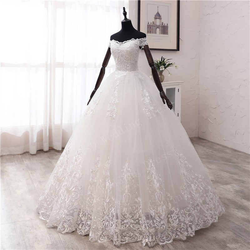 Vestido de Noiva Luxuoso com Renda e Cauda Real