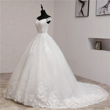Vestido de Noiva Luxuoso com Renda e Cauda Real