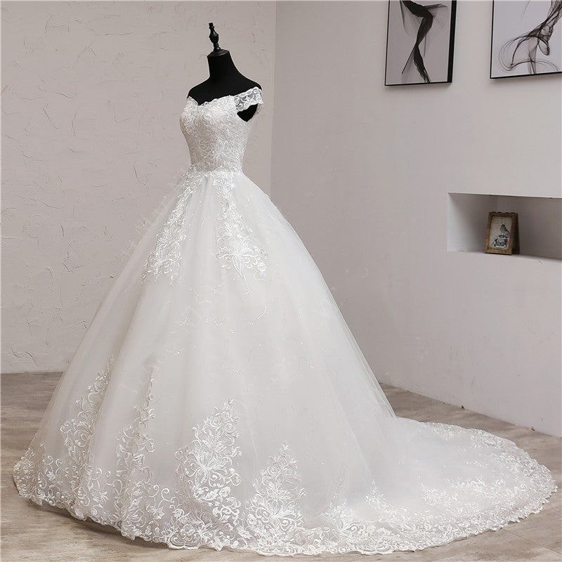 Vestido de Noiva Luxuoso com Renda e Cauda Real