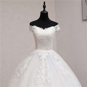 Vestido de Noiva Luxuoso com Renda e Cauda Real