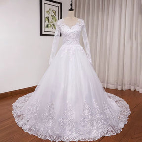 Vestido de Noiva Gola V com Renda e Manga Longa Plus Size