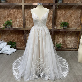 Vestido de Noiva A-Line com Apliques e Cauda de Tule