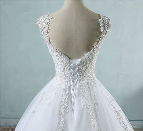 Vestido de Noiva Clássico com Pérolas e Tule - Elegância e Sofisticação