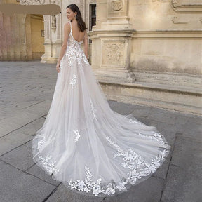 Vestido de Noiva A-Line com Apliques e Cauda de Tule