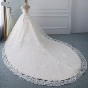 Vestido de Noiva Romântico com Renda e Cauda Elegante