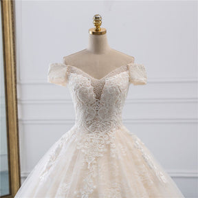 Vestido de Noiva Romântico com Renda e Cauda Elegante