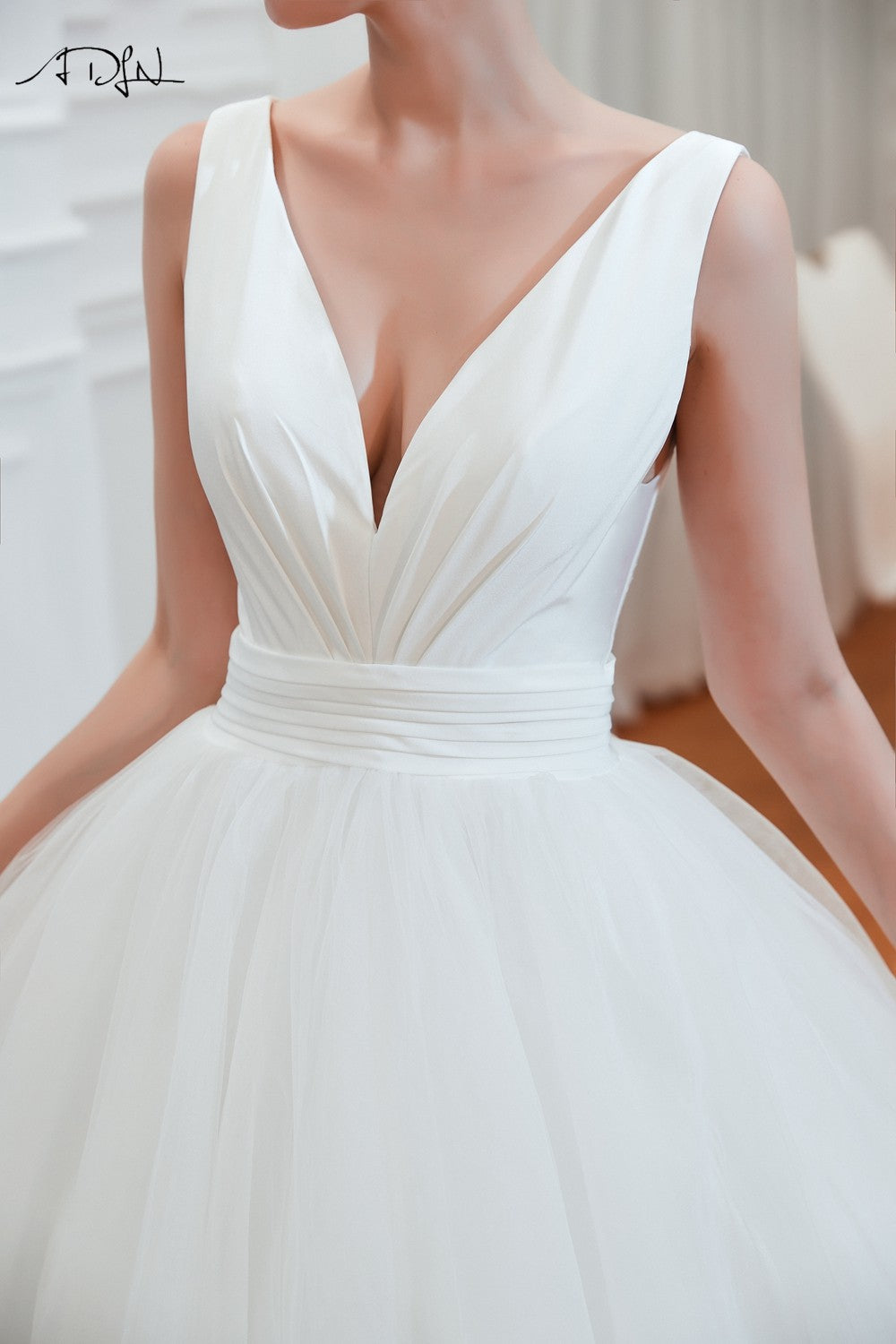 Vestido de Noiva Princesa com Decote em V e Cauda de Tule